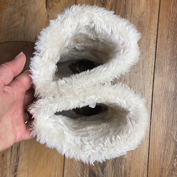 G by Guess Babez Ugg Style Boots 8.5 - Picture 9 of 13